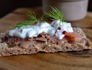 Gravlax z sosem jogurtowo – koperkowym